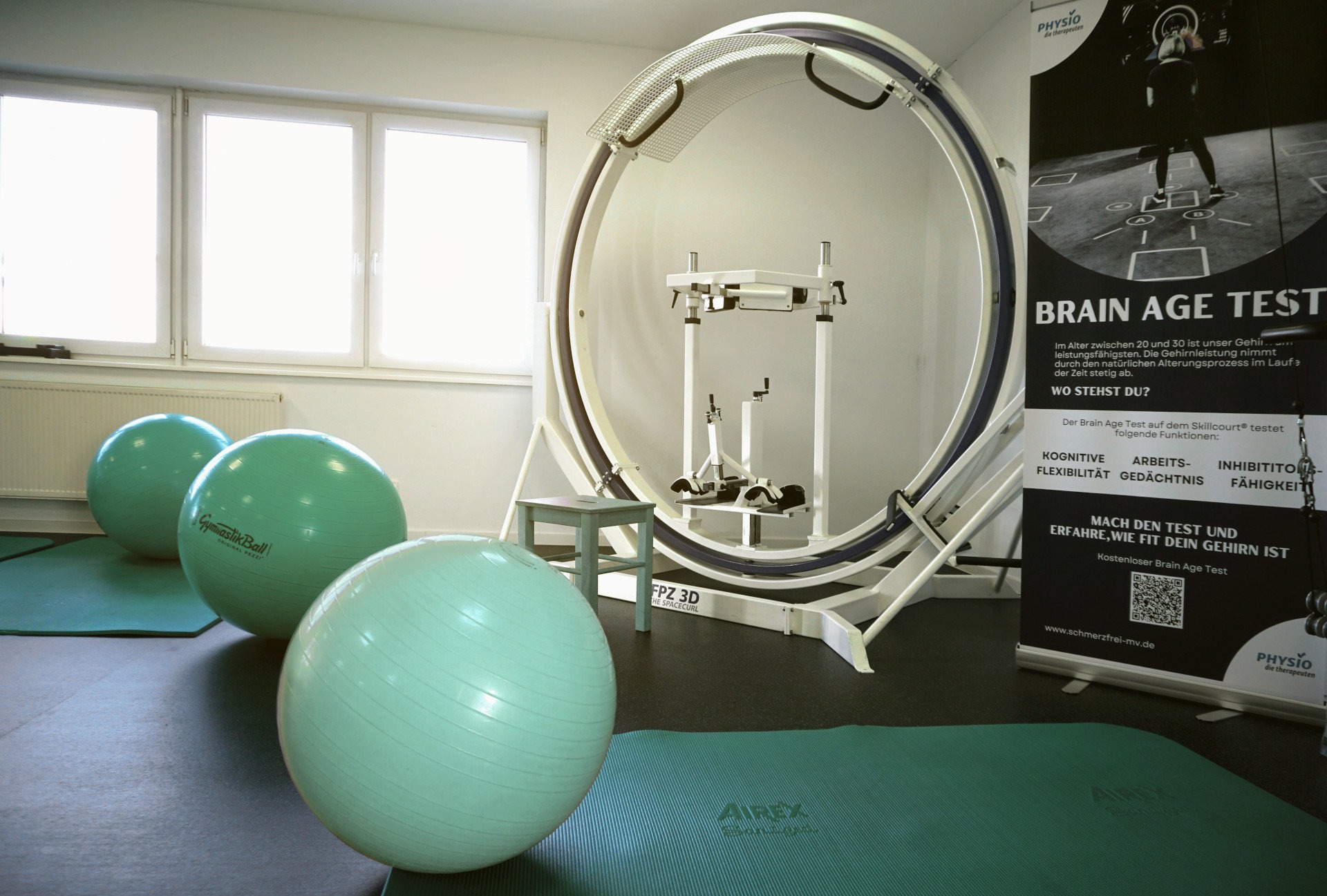 Physiotherapie Praxis mit Trainingsgeräten und Gymnastikbällen